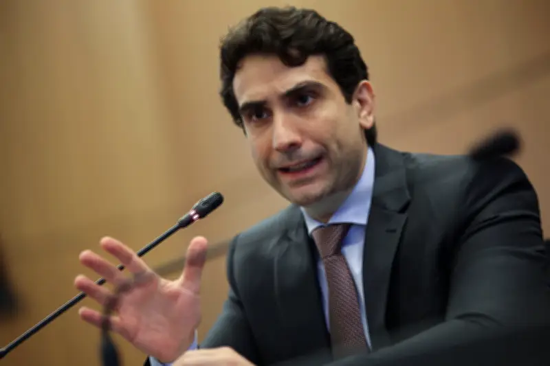 Galípolo alerta: Brasil precisa se integrar a cadeias de IA para crescimento sustentável