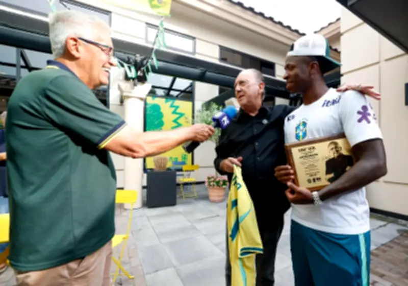 Galvão Bueno e Vini Jr. trocam homenagens após 100º gol narrado em Copas