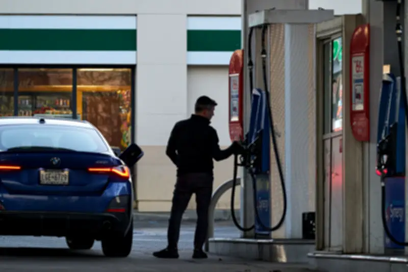 Gasolina dispara nos EUA após guerra no Irã; Trump investiga empresas