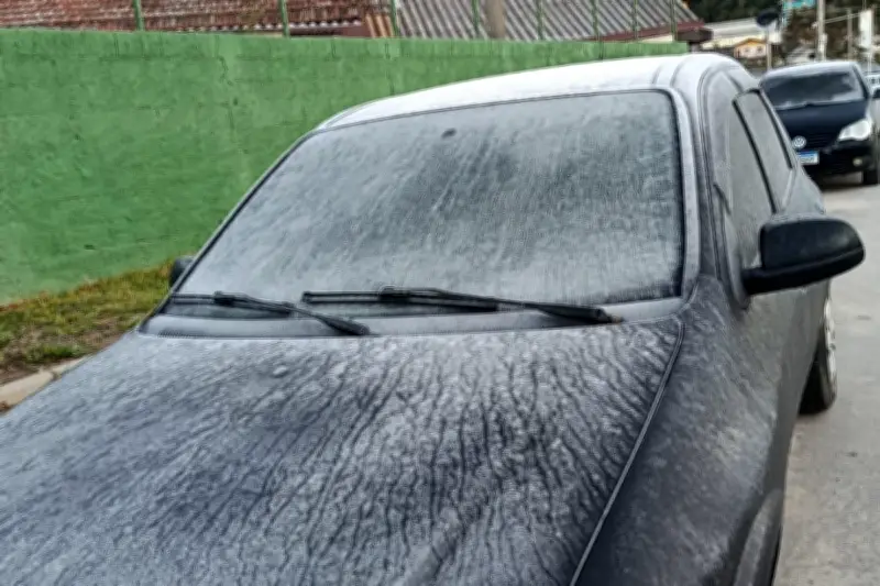 Geada 'congela' carros em Campos do Jordão, cidade mais fria de SP