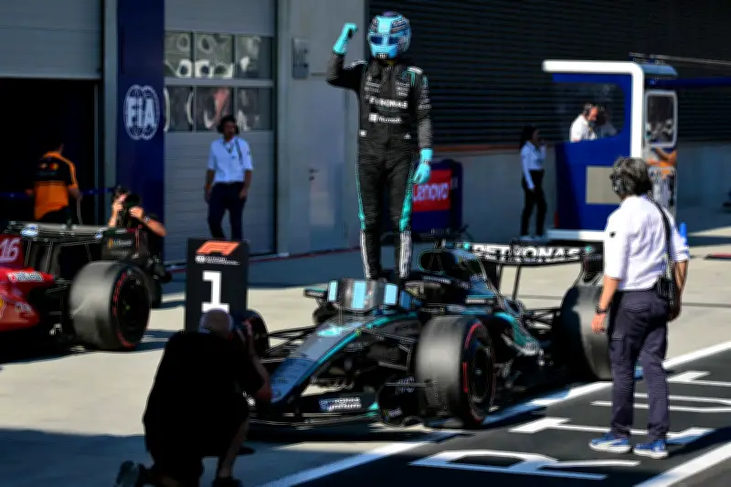 George Russell conquista pole na Áustria após acidente de Verstappen
