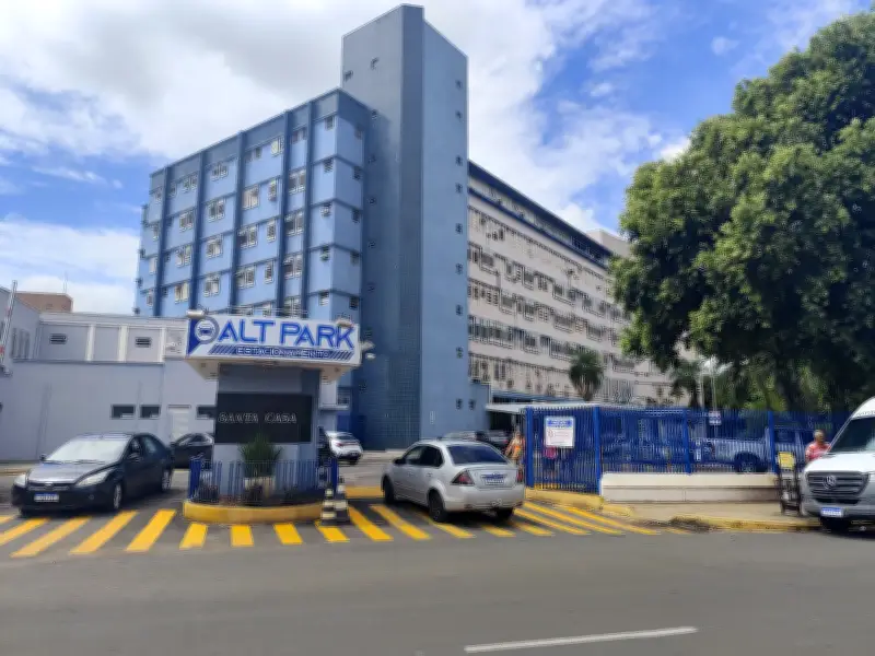 Gêmeos nascem antes de chegar ao hospital e precisam de transferência urgente