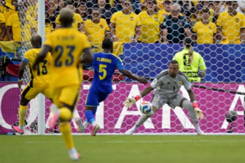 Goleiro de Curaçao quebra recorde de defesas em empate histórico contra Equador