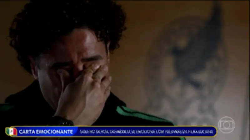 Goleiro Ochoa chora ao ler carta da filha em sua 6ª Copa