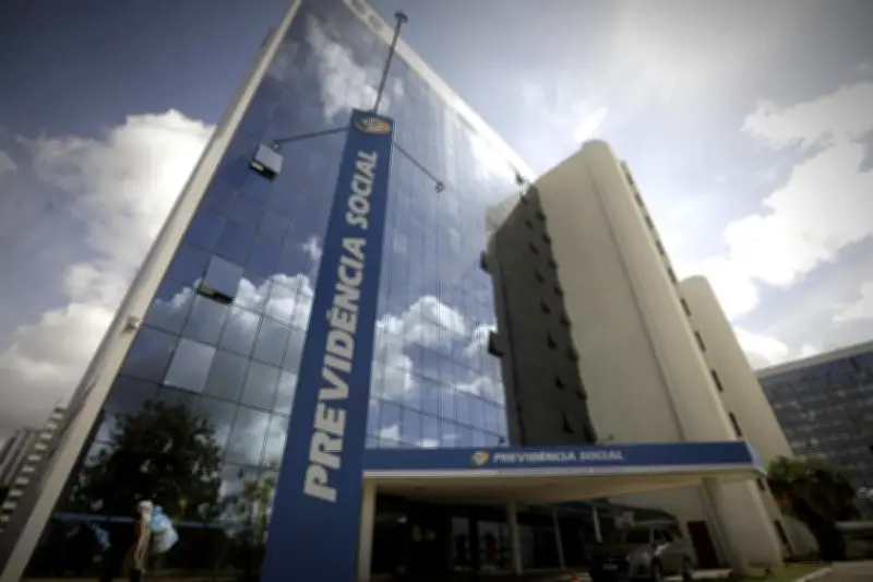 Governo adia revisão do BPC para 2027 e foca em reduzir fila do INSS