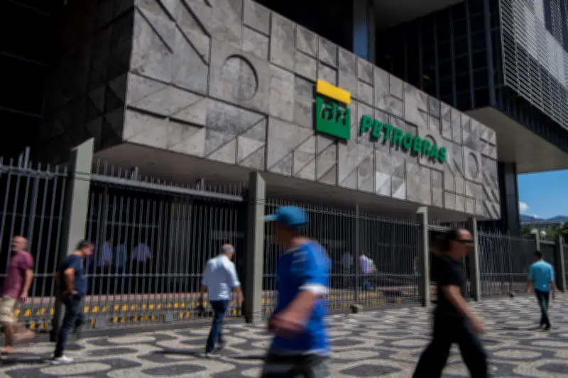 Governo planeja fim de subsídios com queda nos combustíveis
