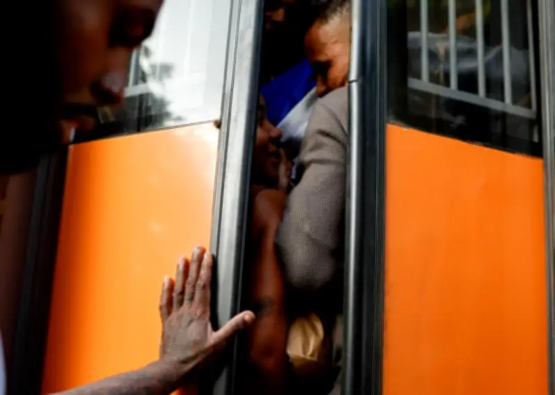 Greve de ônibus no Rio: passageiros lotam veículos e recorrem a apps