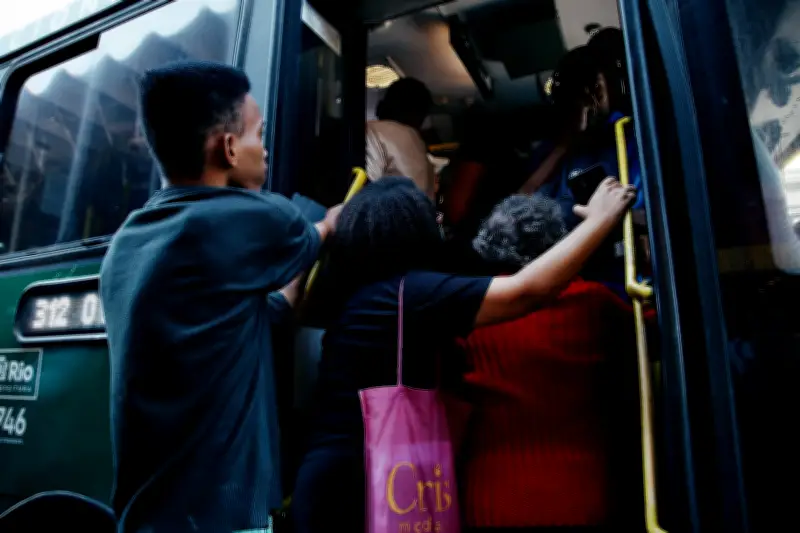 Greve de ônibus no RJ: passageiros enfrentam lotação e caos na volta para casa