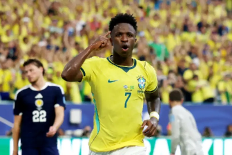 Guilherme Gloria assiste jogo com torcedores em Samambaia na Copa 2026