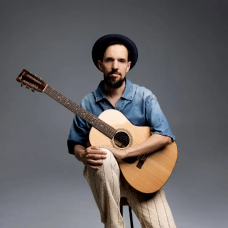 Gustavo Spínola lança álbum completo 'Do acaso ao cais' com Ivan Lins
