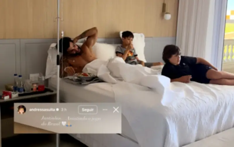 Gusttavo Lima aparece tomando medicação na veia durante jogo do Brasil