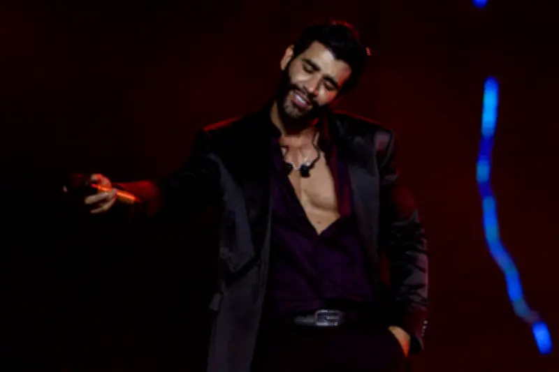 Gusttavo Lima grava duas músicas e voa sobre público em Americana