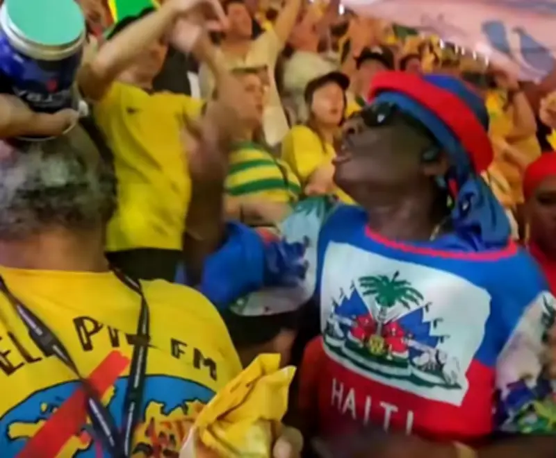 Haitiano tenta impedir bandeirão do Brasil em jogo da Copa