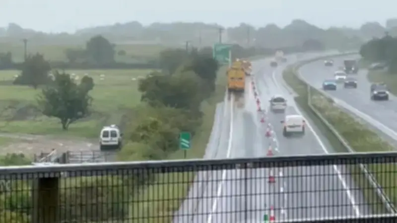 Helicóptero da Marinha Real cai em Devon, Inglaterra