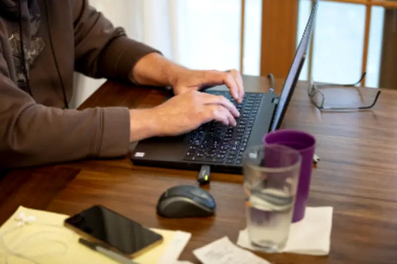 Home office cresce nos EUA e retorno ao escritório perde força