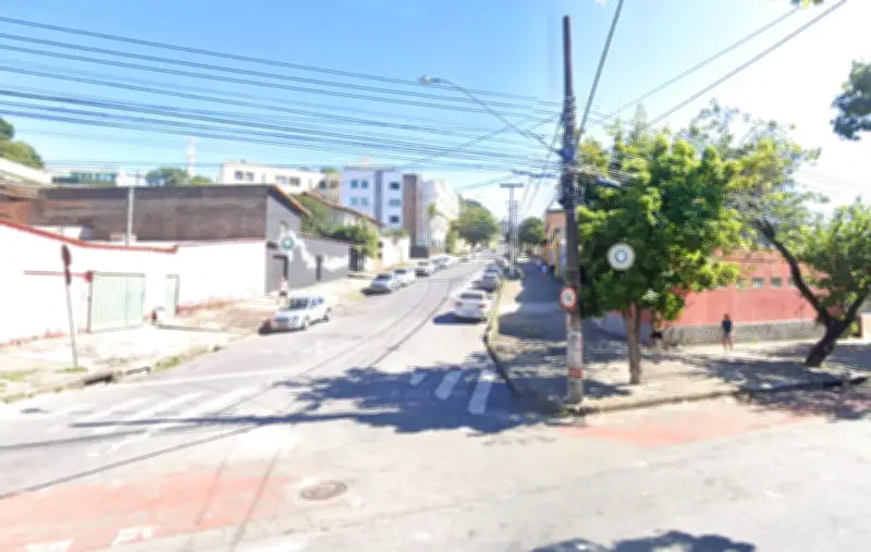 Homem agride adolescentes e atira, mas é baleado pela polícia em BH