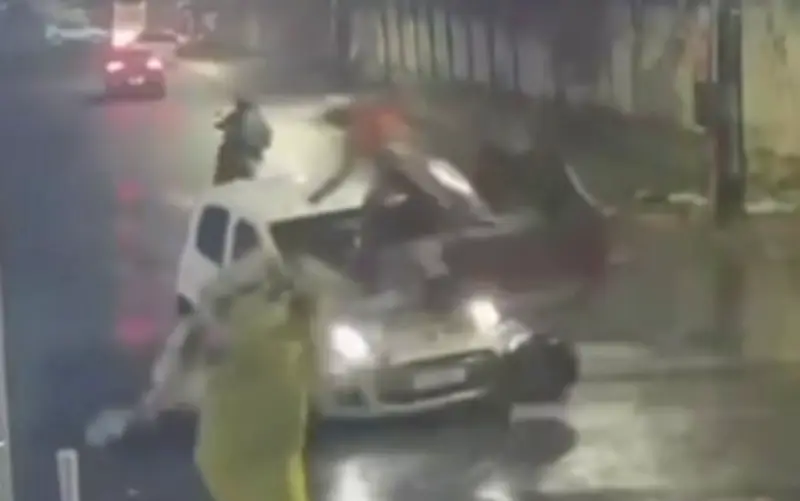 Homem é arremessado de carroça após batida com carro em Aracaju; veja vídeo