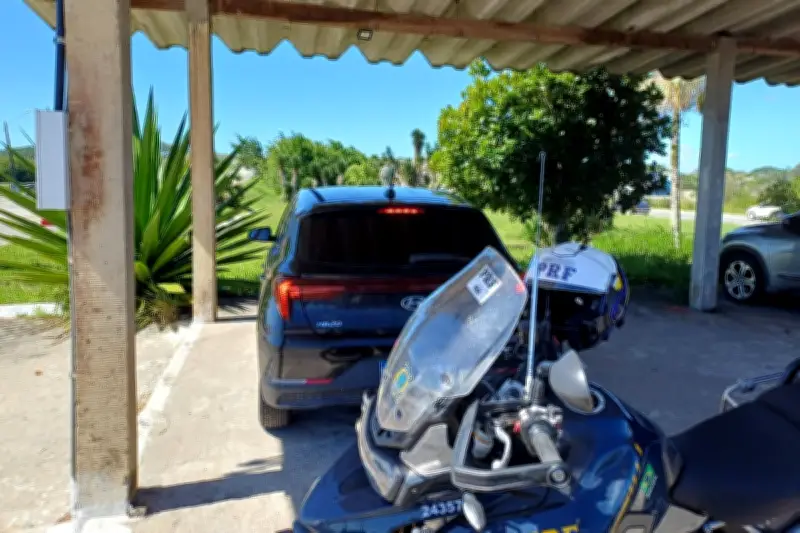 Homem compra carro roubado por R$18 mil em feira e é detido pela PRF