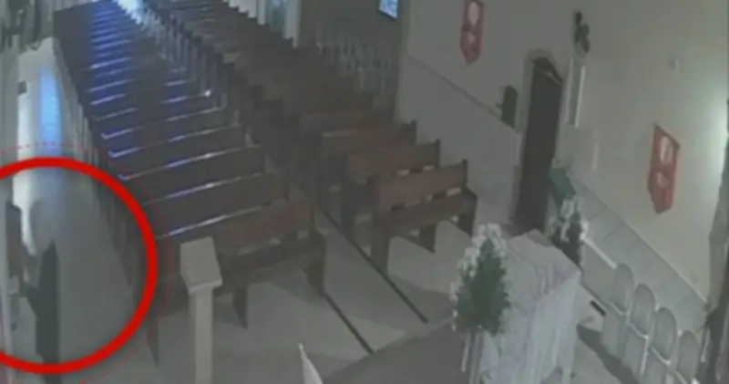 Homem encapuzado furta cofre e leva dízimo de igreja na Bahia