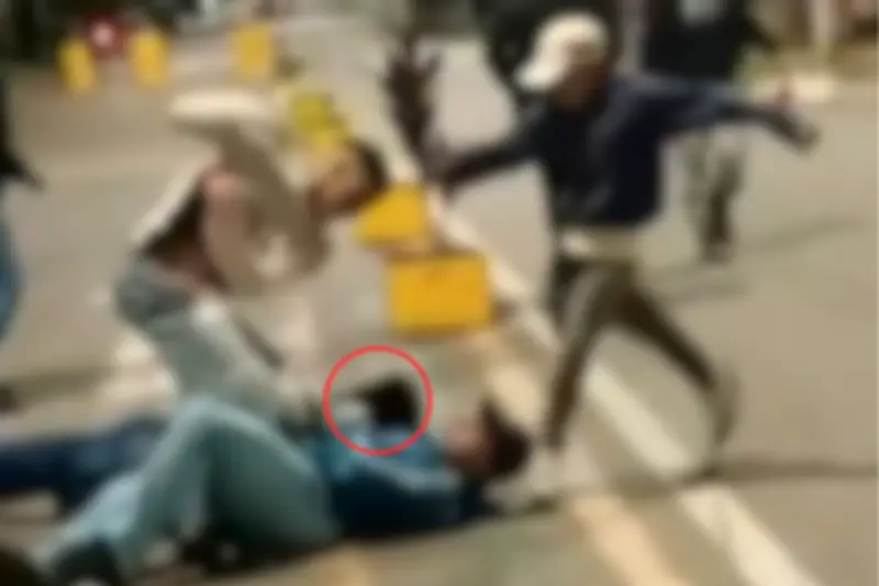 Homem é espancado em praça em Registro e leva chute de criança