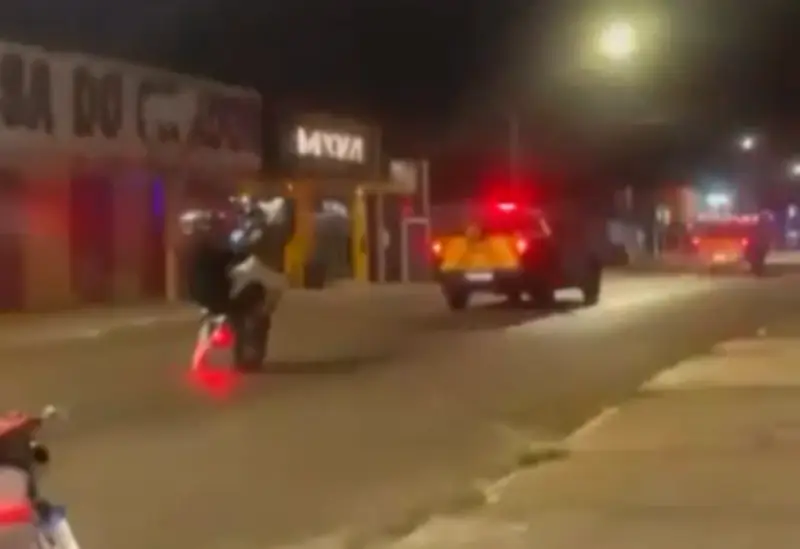 Homem faz 'grau' de moto atrás de viaturas do Detran em Colinas do TO