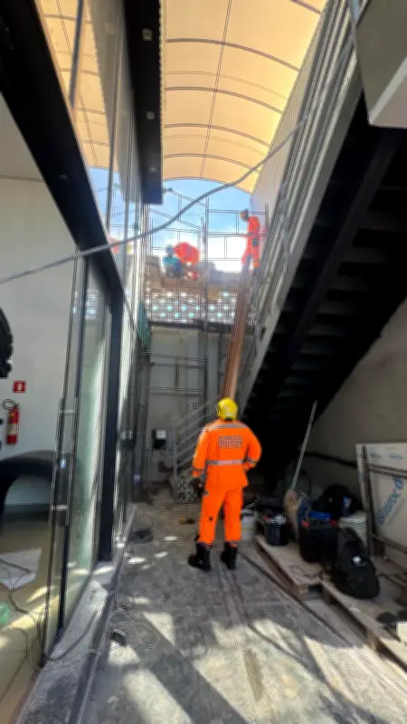Homem fica retido em andaime após choque elétrico em Unaí