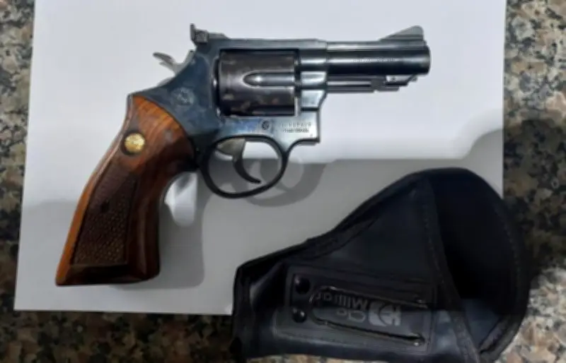 Homem é flagrado com revólver na mochila ao passar por raio-X em aeroporto de RO