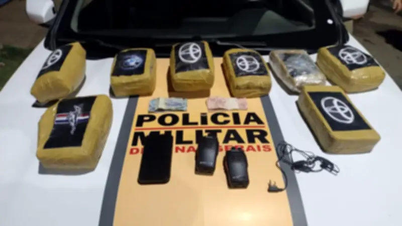 Homem foge da PM em BMW, abandona carro e é preso com drogas na BR-259