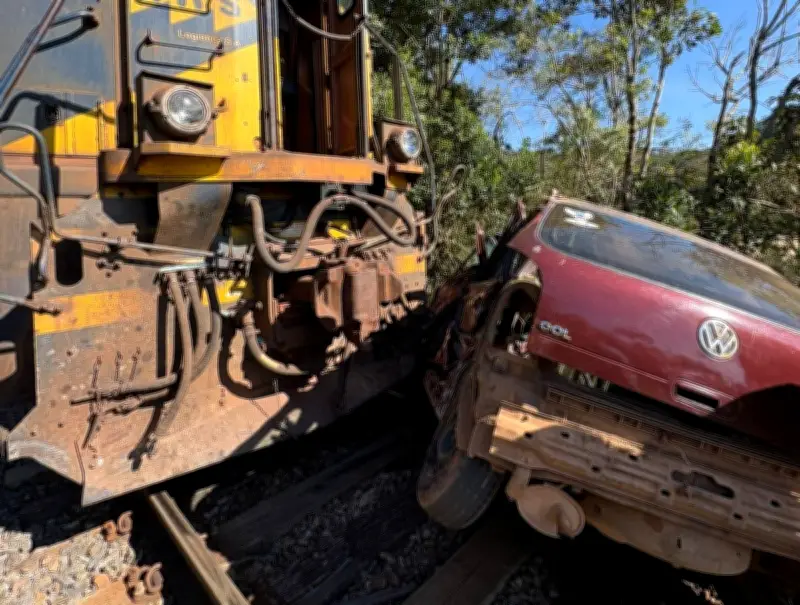Homem morre após carro ser arrastado por trem em Alfredo Vasconcelos