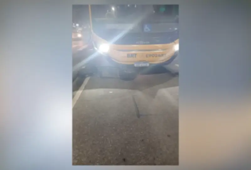 Homem morre em colisão de moto elétrica com BRT em Inhoaíba