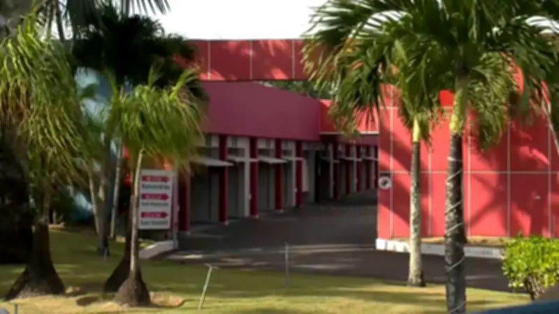 Homem prende ex-namorada em quarto de motel na Serra