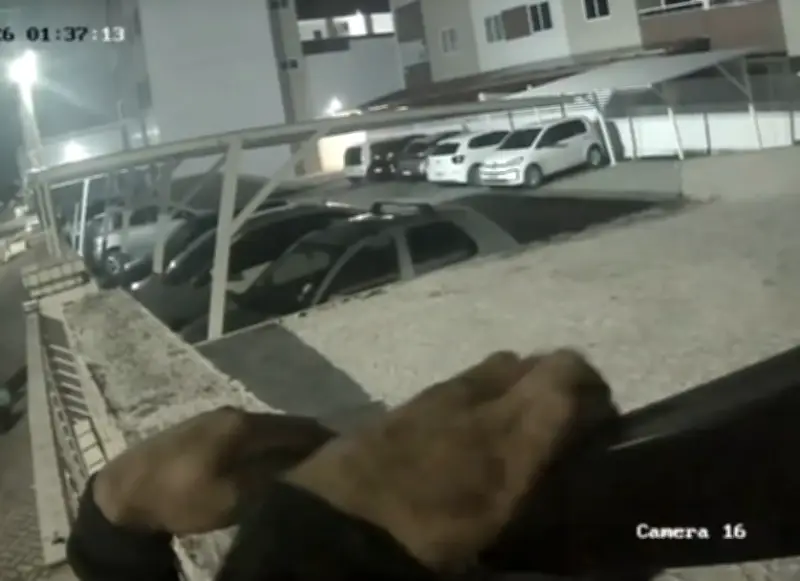 Homem é preso ao tentar invadir condomínio em João Pessoa; veja vídeo