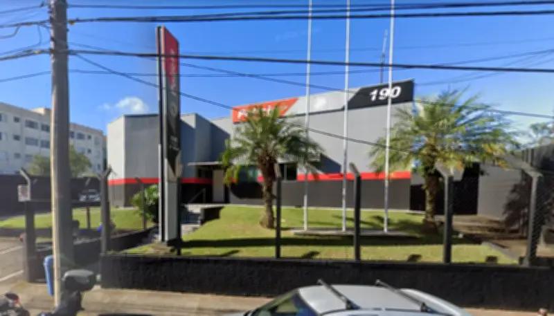 Homem é preso após ameaçar esposa com martelo e danificar carro em Mogi