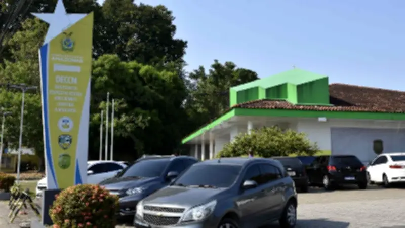 Homem é preso em Manaus por perseguir casal e ferir mulher a faca