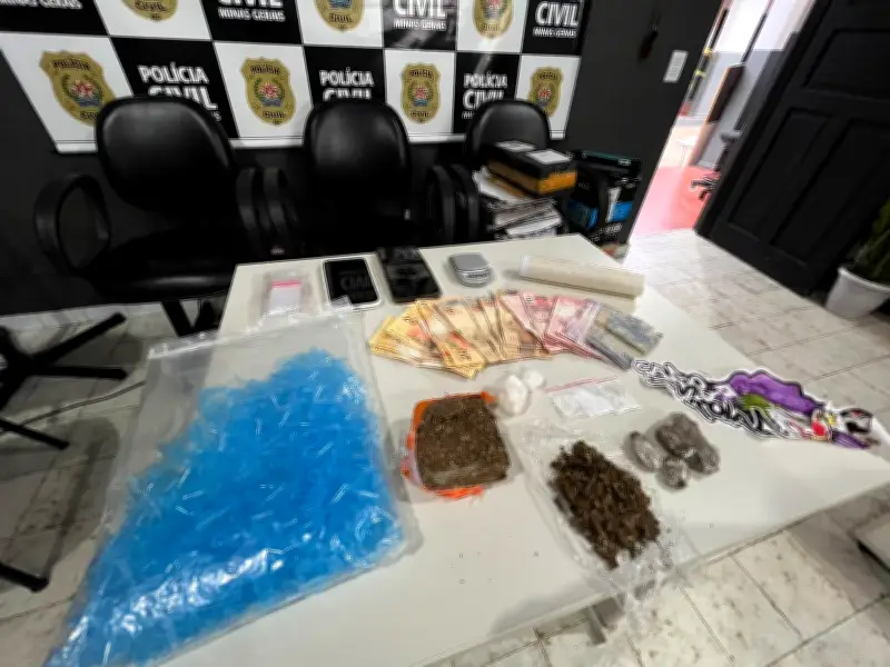 Homem preso por tráfico de drogas em frente a escola em Taiobeiras