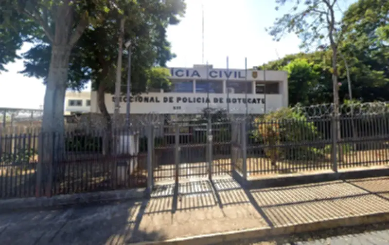 Homem é preso suspeito de tentar furtar loja e agredir policiais em Porangaba