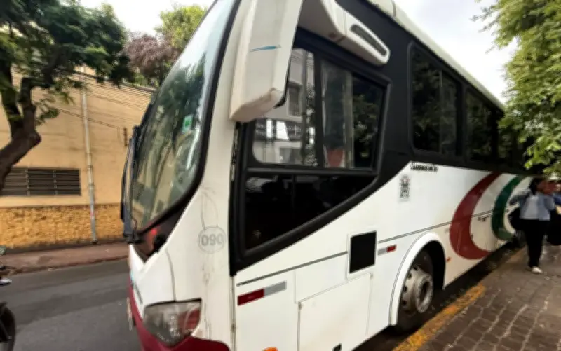 Homem sequestra ônibus com 13 passageiros em SP e é preso