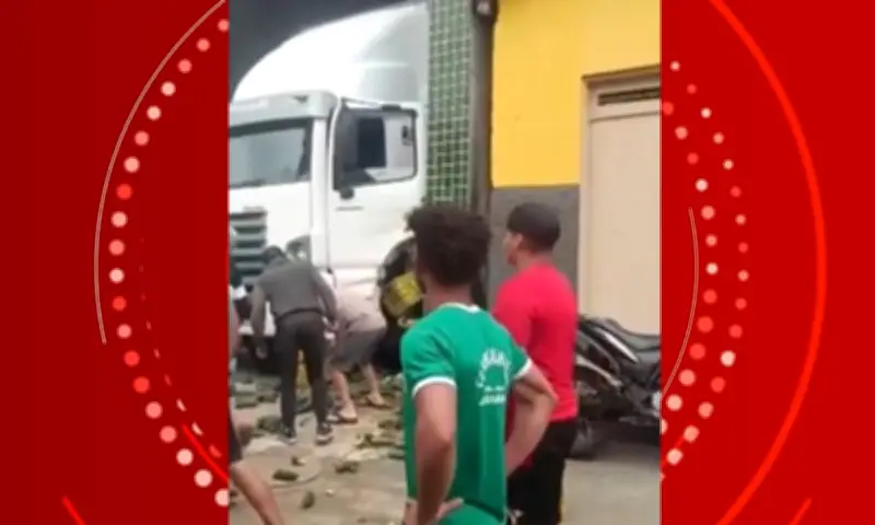 Homem tem perna esmagada após caminhão invadir depósito em Jaguaquara, BA