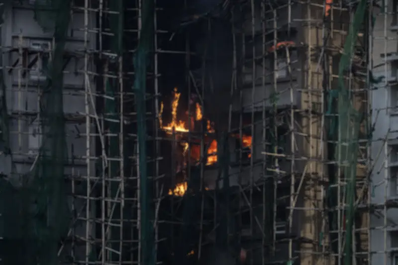 Hong Kong acusa 7 pessoas e 2 empresas por incêndio que matou 168