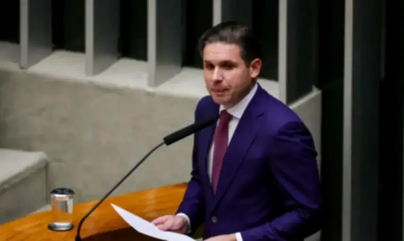 Hugo Motta coloca na pauta projeto que reduz jornada e acaba com escala 6x1