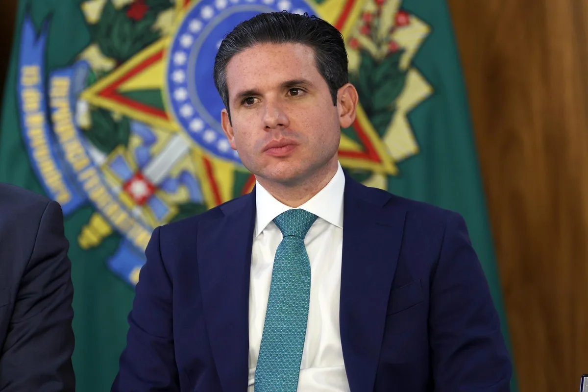Hugo Motta lamenta aposentadoria de Barroso e afirma que ministro 'fará falta' no STF