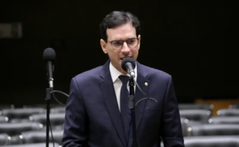 Hugo Motta escolhe Leo Prates para relatar PL sobre redução da jornada de trabalho
