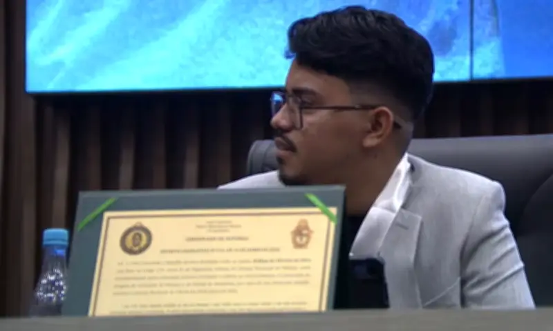 Humorista Willian de Oliveira recebe Medalha de Ouro em Manaus