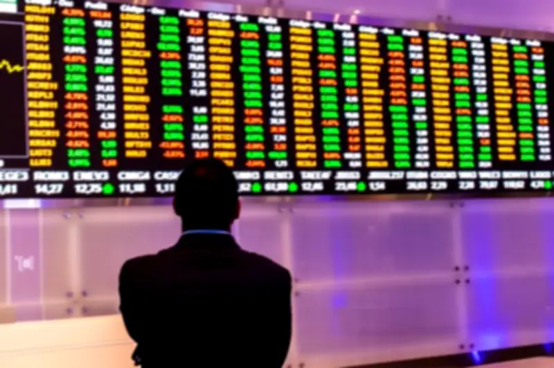 Ibovespa cai 0,21% com tensão no Oriente Médio; dólar sobe a R$ 5,18