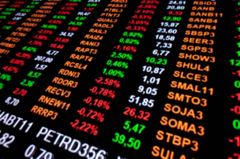 Ibovespa cai 0,42% com tombo da Petrobras; dólar sobe a R$ 5,0668