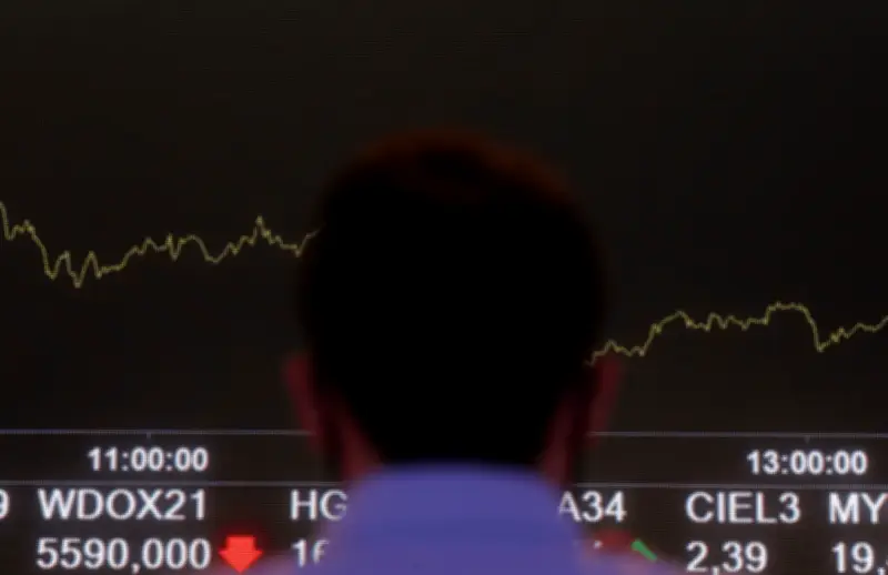Ibovespa cai com Petrobras e Vale; C&A dispara 8,87%