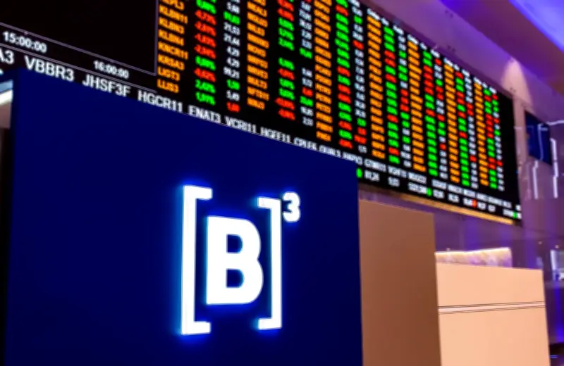 Ibovespa fecha em alta de 0,52% apoiado pela Petrobras; dólar sobe a R$ 5,1874