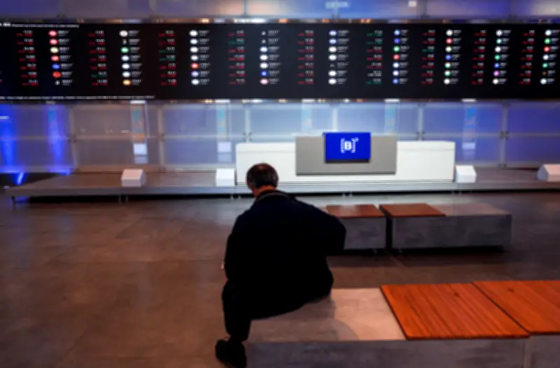 Ibovespa fecha em alta, mas perde fôlego e fica abaixo de 170 mil pontos