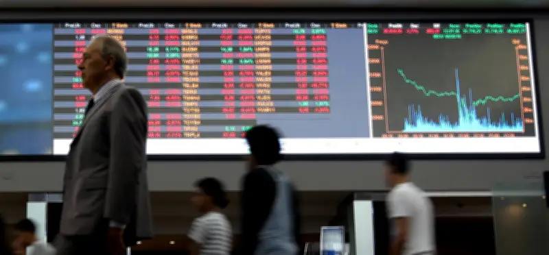 Ibovespa fecha em baixa com ruído do Copom e rotação global para tecnologia