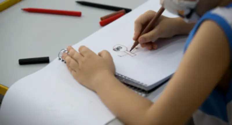 Idade certa para educação sexual: debate no Brasil divide opiniões